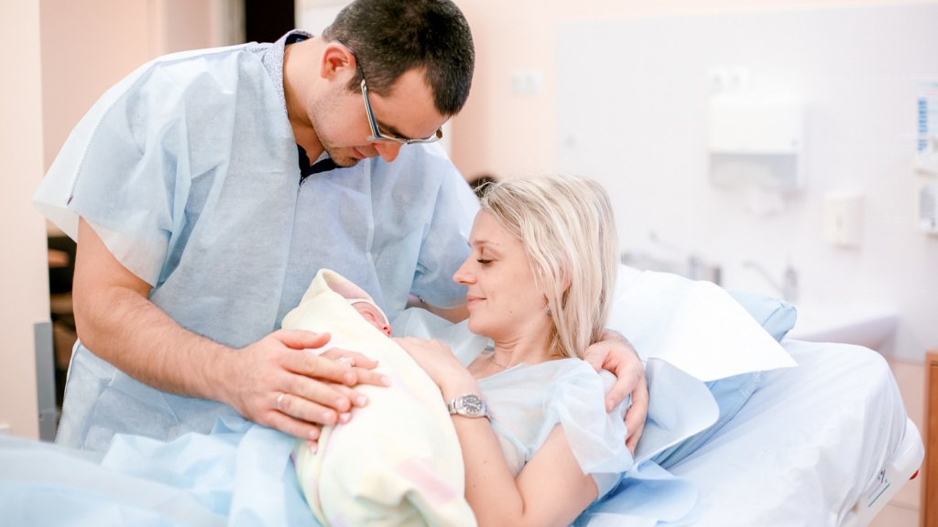 Как проходят роды в разных странах