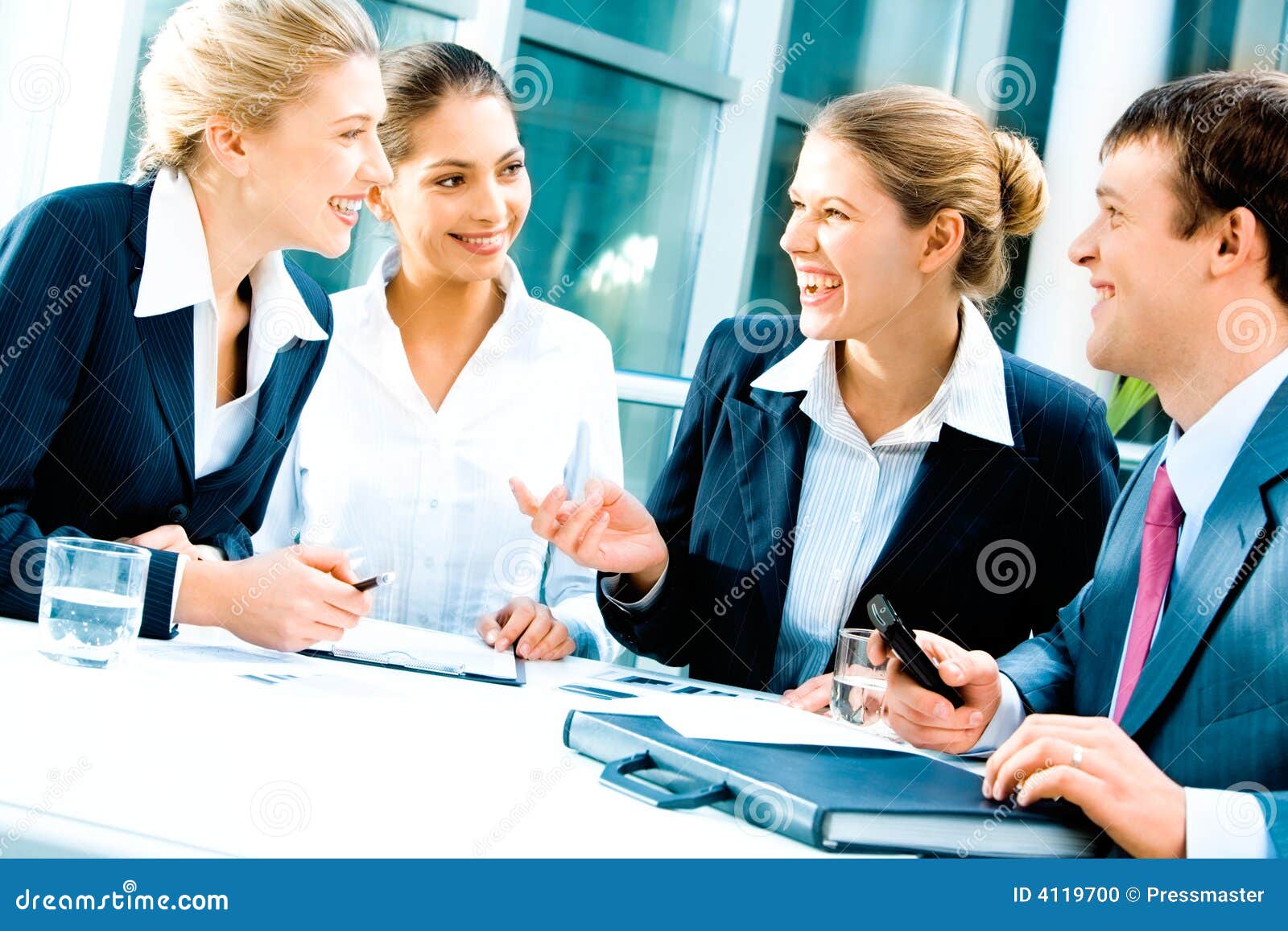 Найди общение: 5 шагов к дружбе с коллегами