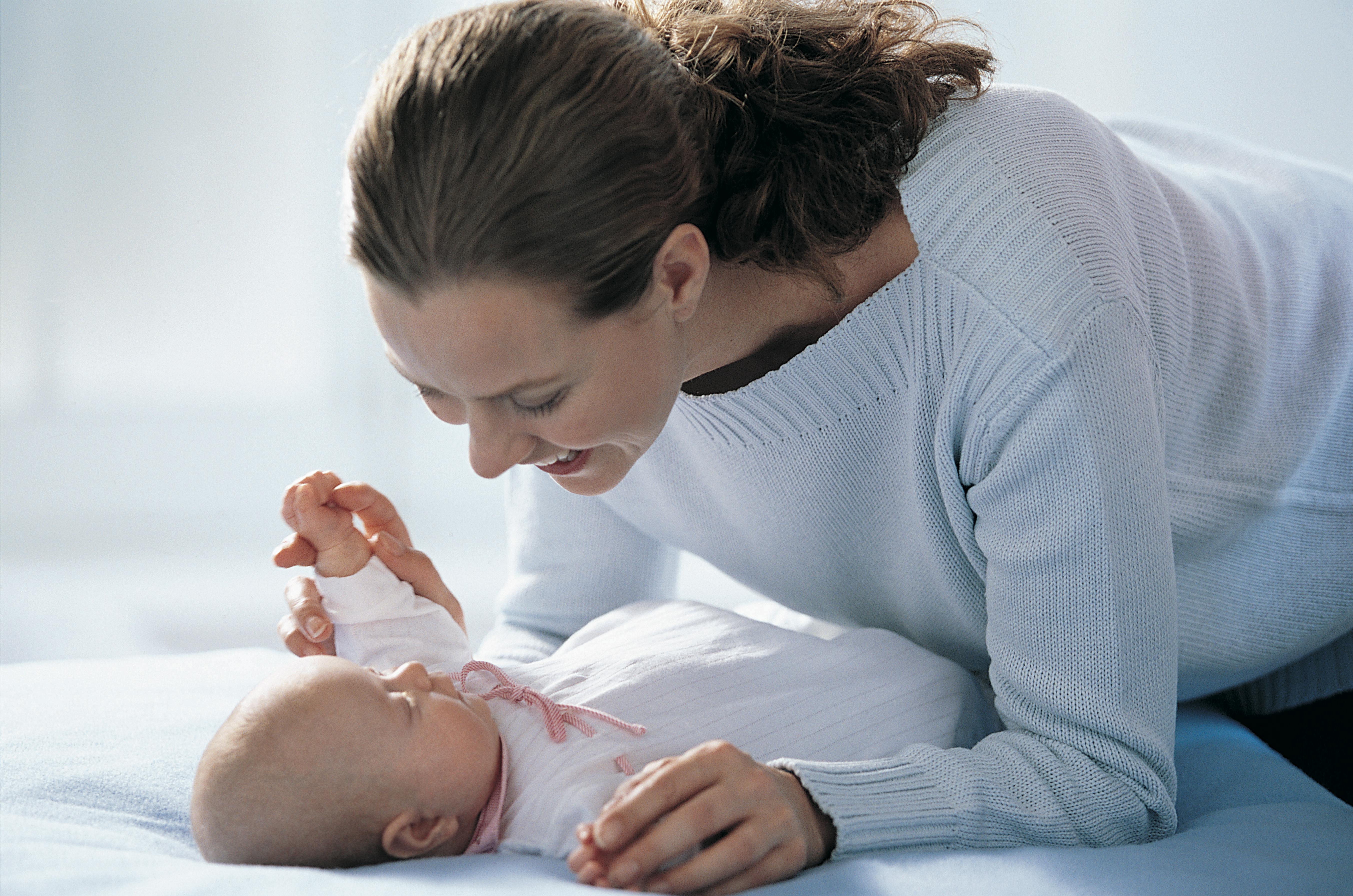 Почему ваш новорожденный кряхтит и краснеет? 9 вопросов педиатру, которые волнуют каждую маму