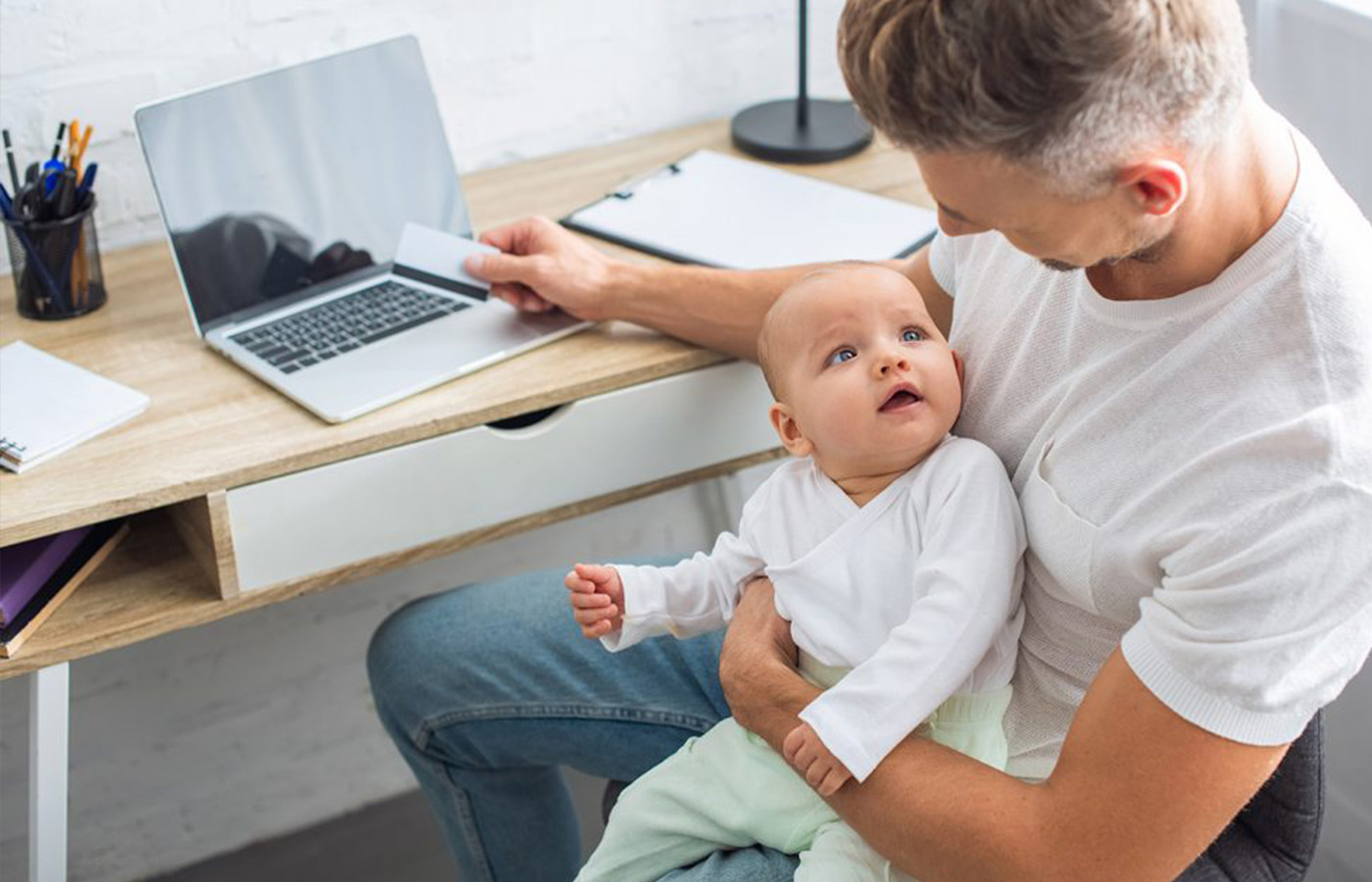 Может ли отец взять больничный по уходу за ребенком, если мать в декрете?