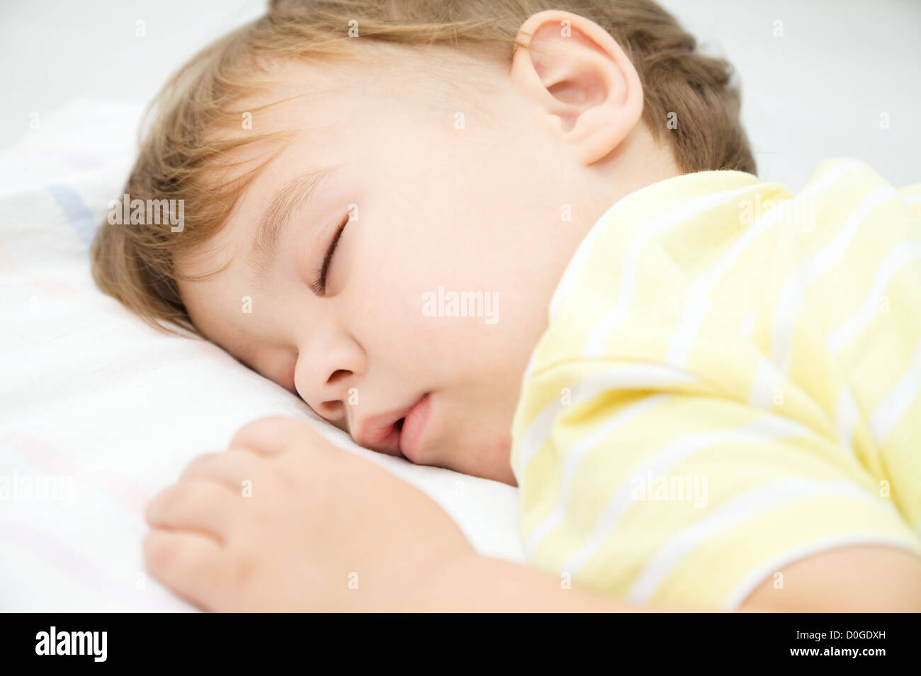 Недосып младенцев — на что это влияет?