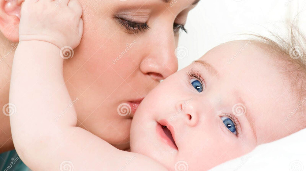 Не таскай своего ребёнка на руках: как это вредит ему и тебе