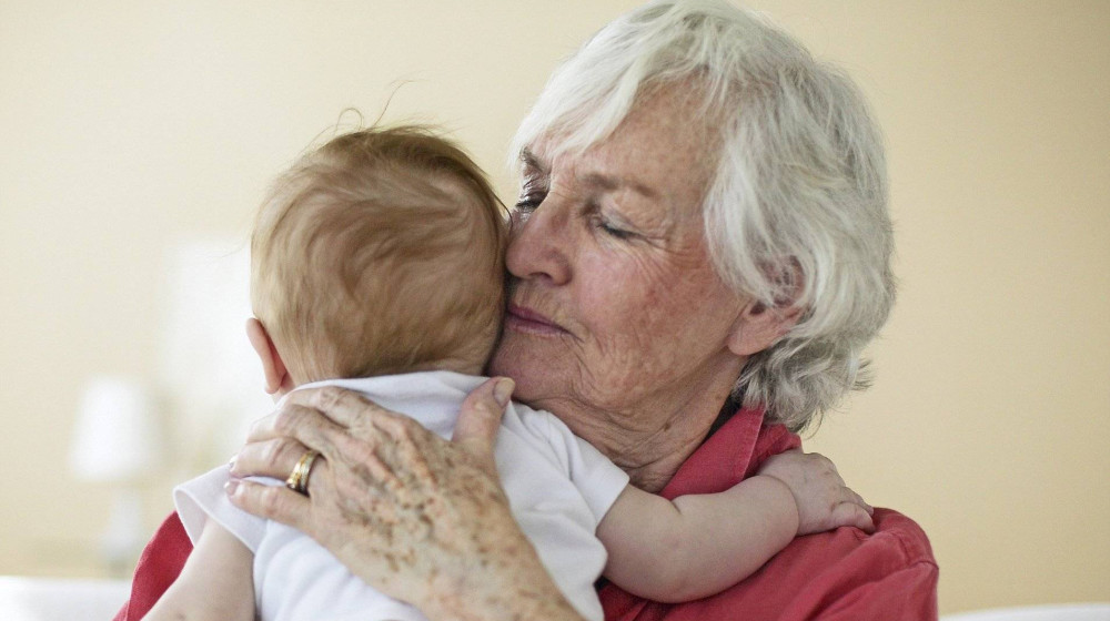 "Первая любовь внука/внучки: Как бабушке деликатно поддержать и дать совет" (Отношения, Психология)