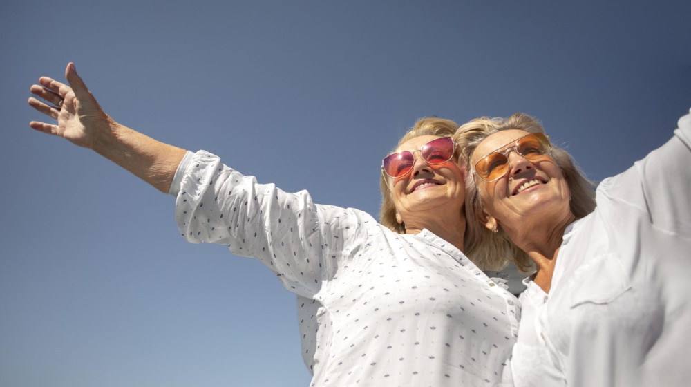 "Подруги 'золотого' возраста: Почему женская дружба так важна на пенсии" (Отношения, Поддержка, Проблема одиночества)