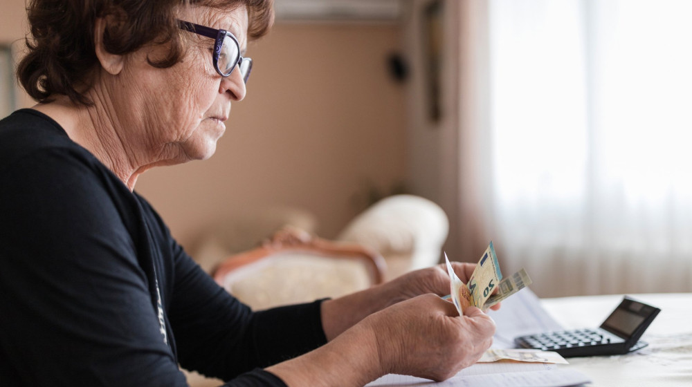 "Новые хобби на пенсии: Творчество, которое приносит радость и даже доход" (Поиск смысла, Хобби, Возможно, финансы)   