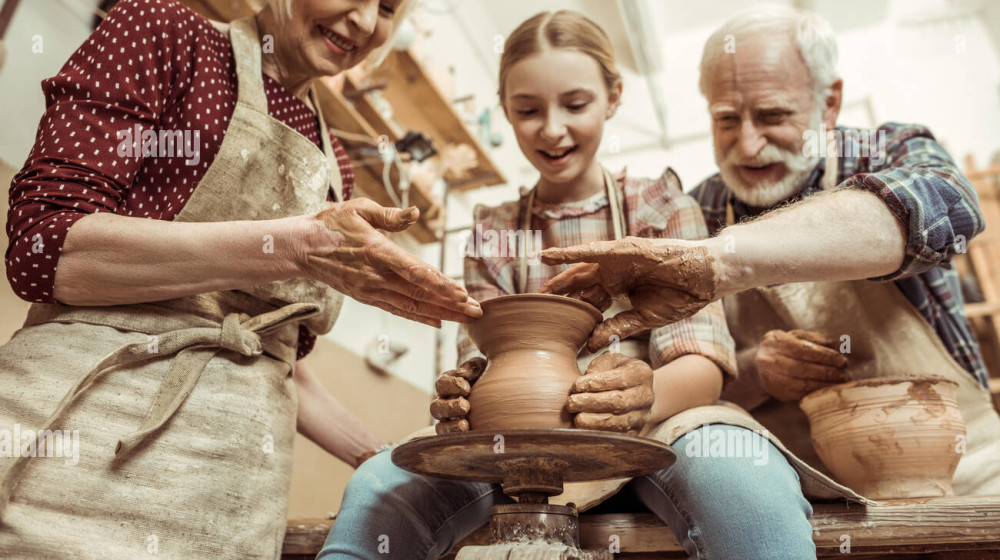 "Чему бабушка может научить внука лучше любого гаджета: Забытые игры и навыки" (Роль бабушки/дедушки, Традиции vs Современность, Ценность)