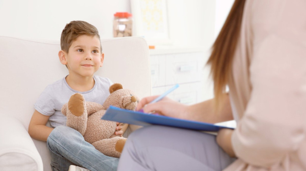 ПОД СЛОЕМЫМ ГЛАЗОМ ЖИЗНИ: Как детская травма формирует гениев и женщин