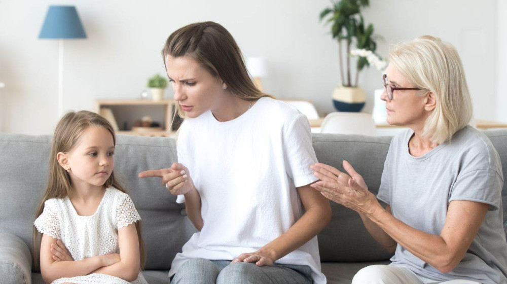 "Конфликты из-за воспитания внуков: Как договориться с детьми и сохранить мир в семье" (Семейная динамика, Практический совет)